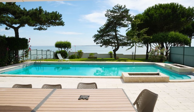 Villa with swimming pool and magnificent sea view