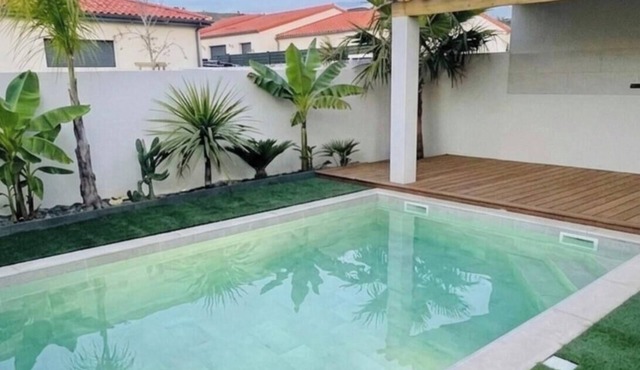 Villa with swimming pool and pétanque court between sea and mountains