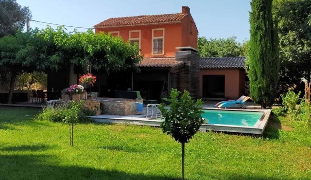 Villa with swimming pool, town center at 5', beaches at 10'.