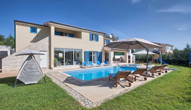 Villa with swimming pool, sauna and playground