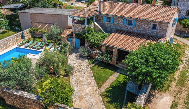 Villa with swimming pool, tavern and wine cellar