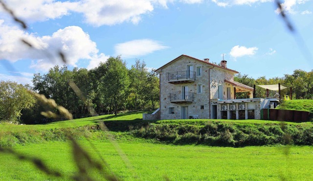 Villa with swimming pool in quiet surroundings