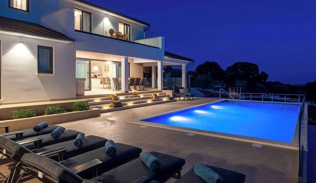 Villa with swimming pool and panoramic views