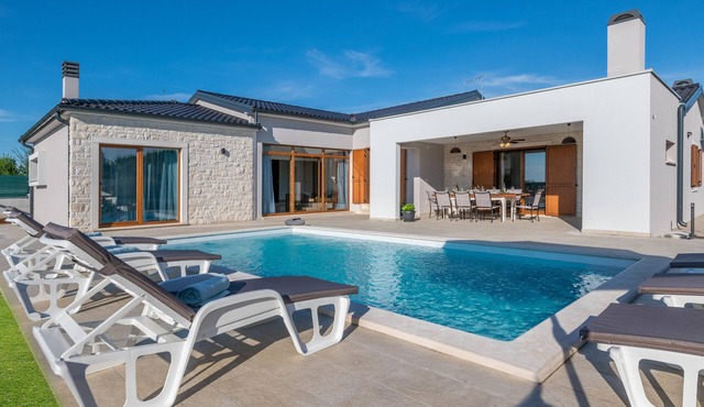 Villa with swimming pool, 500 m from the sea, TOP LOCATION, barbecue, washing machine, dishwasher