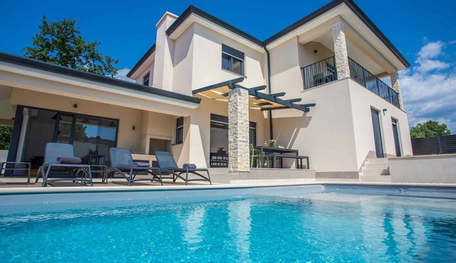 Villa with swimming pool and barbecue