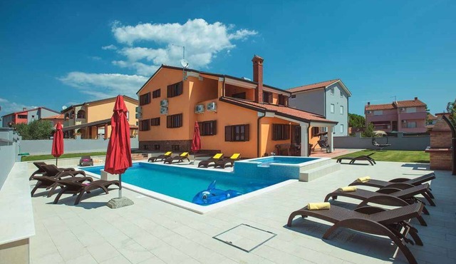 Villa with swimming pool with hydromassage