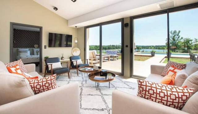 Villa with view and private pool for 12 people