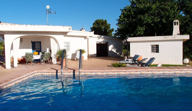 Villa with Wifi, garden and private pool 30 minutes from Valencia