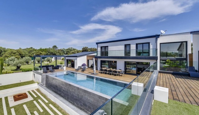 Villa Xavier - Five Bedroom Villa, Sleeps 12