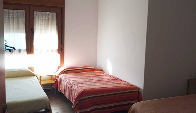 Villa year 2021, overlooking the wineries of the Duero rivera. Accepts pets.