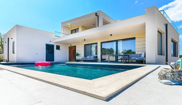 Villa Zariva with pool and panoramic mountain and sea view