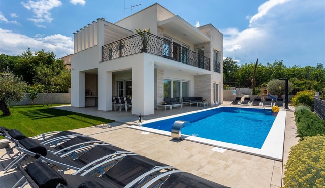 Villa Zarra with heated pool, jacuzzi, sauna and Seaview