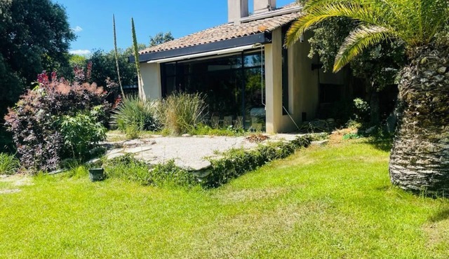 Villa Zen in the scrubland, between hiking trails and beaches 20 minutes away!