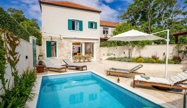 Villa Zenna - Three Bedroom Villa, Sleeps 6