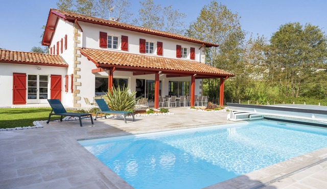 Villa 'Zeruko Izarra, Grand Standing' with Mountain View, Wi-Fi and Air Conditioning