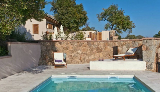 Villa Zetta, 3 bedrooms, shared heated swimming pool, 7kms center porto vecchio