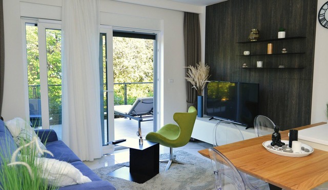 Villa Ziza w/Six Luxury Apartments, Rooftop Terrace and Swimming Pool, Garage