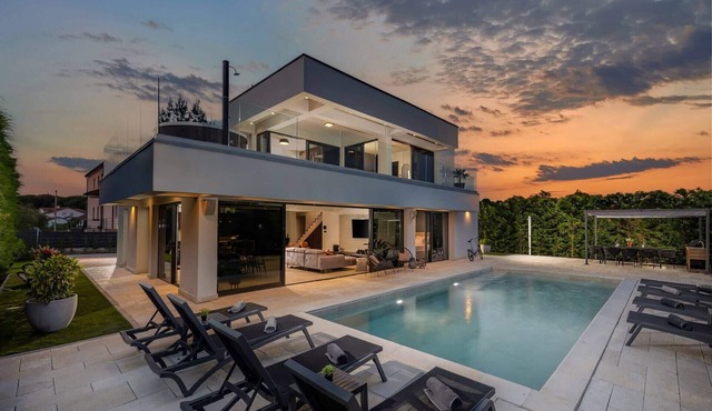 Villa Zorina heated pool, Jacuzzi & sauna, private parking, pet friendly