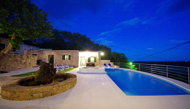 Villa Zvonko, in pure nature, 2 separate units, private pool, barbecue