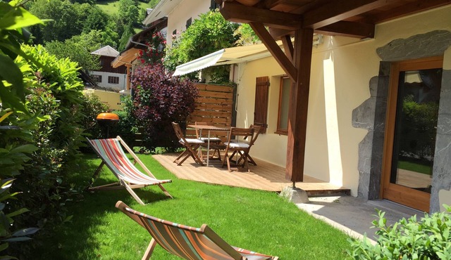 Village apartment on the ground floor at the edge of Lake Annecy