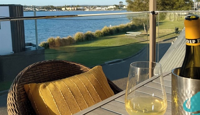 Village Bay Lake house, family Lake House with Spa