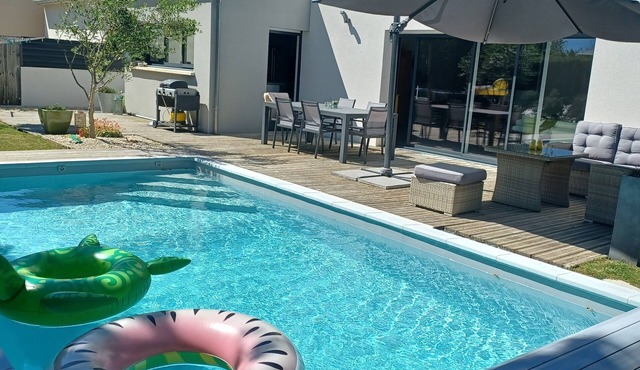 Village center, 3 km from sandy beaches, contemporary with heated pool