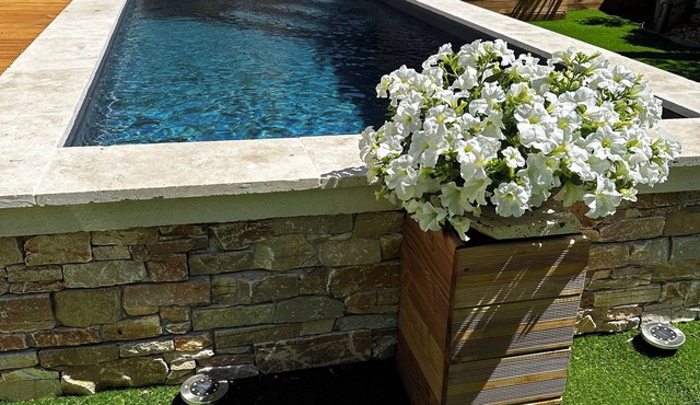 Village center apartment with pool, garden and bike/motorcycle room wifi