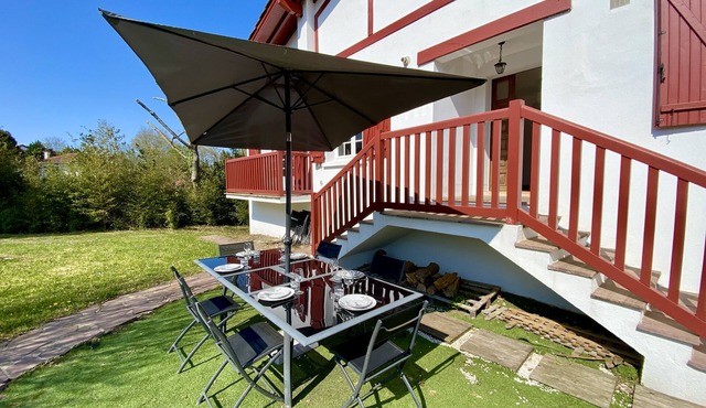 Village center, house, garden, walking distance to the beach, parking