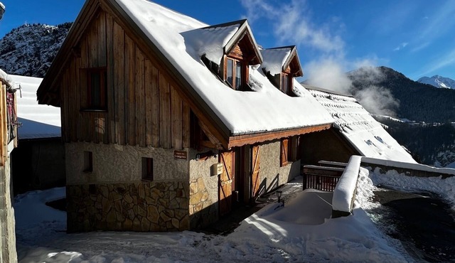 Village chalet with sauna 200 m from the slopes in the heart of Huez