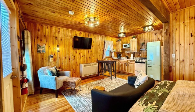 Village Cottages East: Town & Trails Cottage for 2 with private Hot Tub!