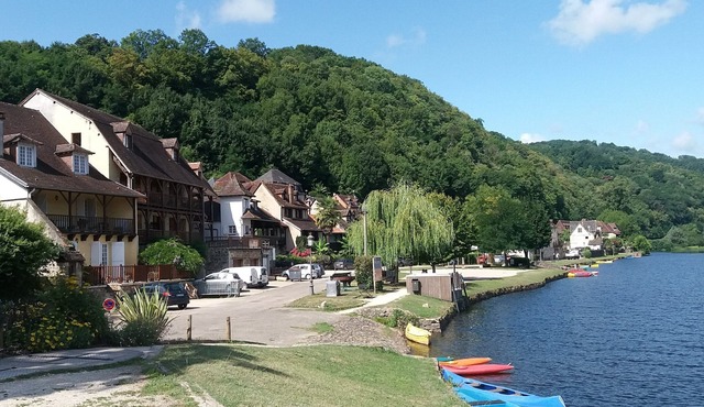 Village house 50 m from the Dordogne river