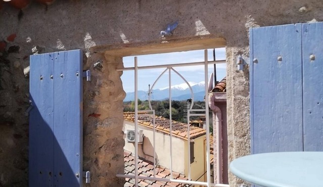 Village house, roof terrace with splendid view of the Canigou. Pedestrian area.