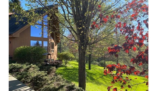 Village Hallmark House - Stunning Winter Chalet w/Views & Walk to Town