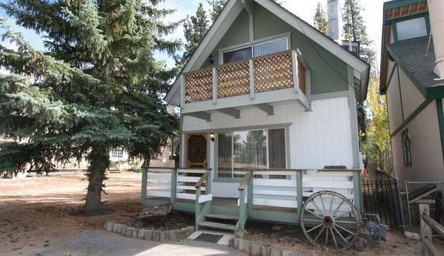 Village Hideaway - Walk to Village & Lake, Fireplace, Deck