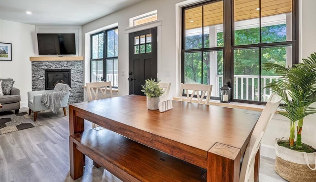 Village Hilltop: 3 br, fireplace, a/c, walkable to Village!