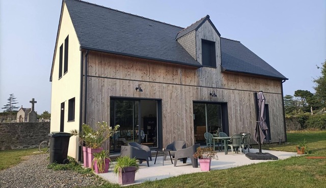 Village house 5 mn walk from shops and 10 mn from beaches.