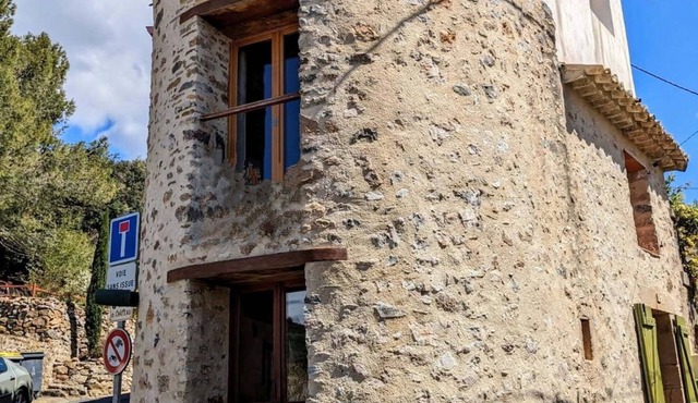 Village house 10 minutes' walk from Lac des Olivettes