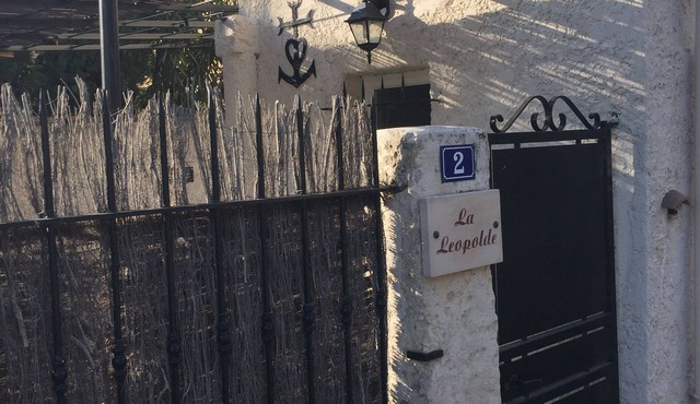 Village house, BBQ, terrace, arbor, near Avignon, St Rémy de Pce