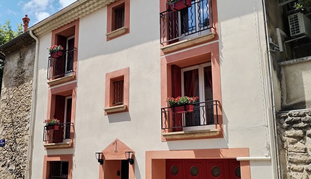 Village house between Orange and Avignon