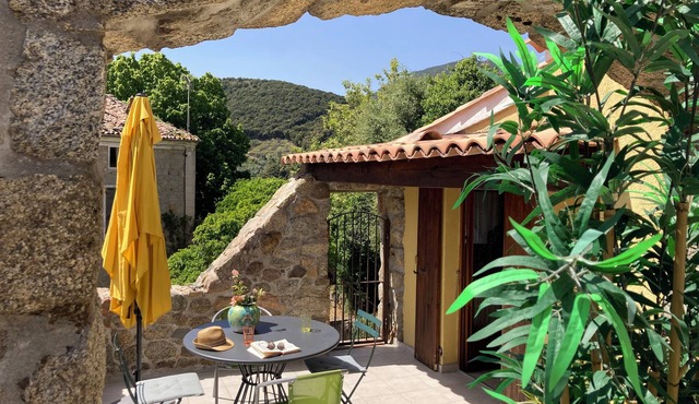 Village house with terrace, a real love nest.