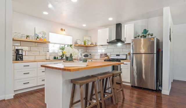 Village House - Hot Tub, Pool, walk to downtown shops