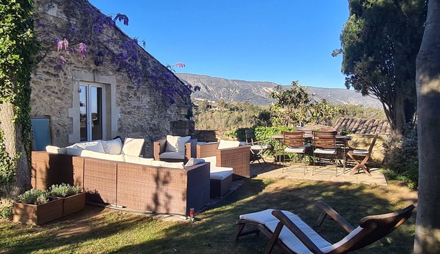 Village house in Ménerbes with a swimming pool and a dramatic view