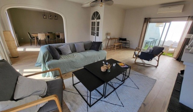 Village house in Pomérols with roof terrace