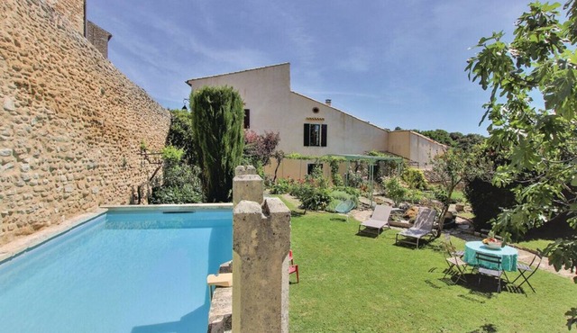 Village house, in the heart of Grignan, with private pool