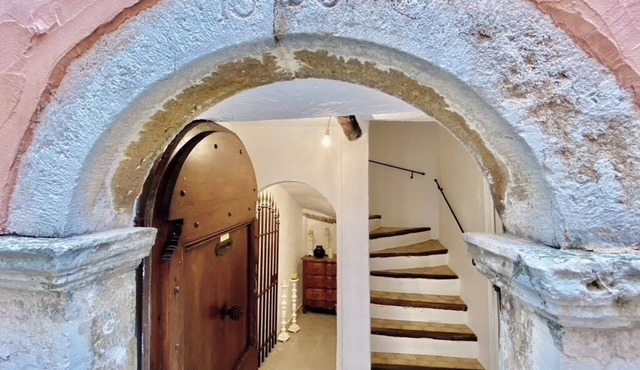 Village house in the heart of Cabris, spacious, elegant, quiet.