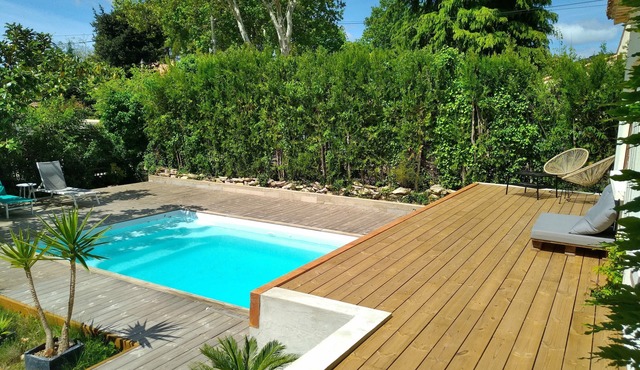 Village house near Nîmes, swimming pool, treehouse, trampo, Clim, plancha