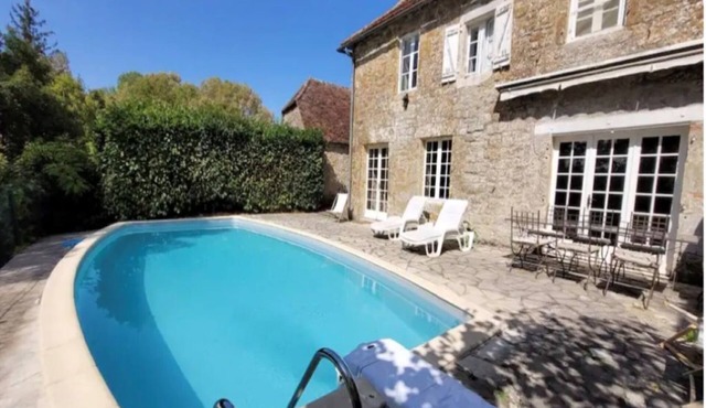 Village house. Swimming pool. Charming. Calm. Rocamadour-Padirac region. Calm.