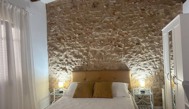 Village house that invites you to disconnect. 2 min from via verde and the Ebro river.