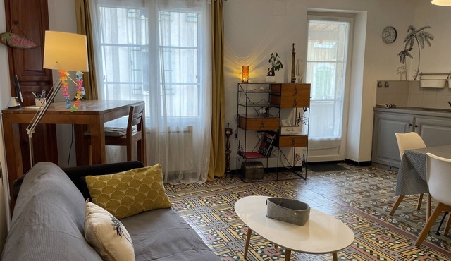 Village house with 3 bedrooms, sleeps 6, in the heart of a Provencal village