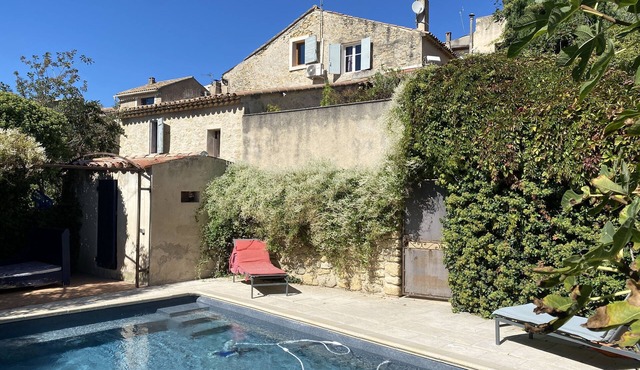 Village house with heated pool in the Luberon for 14 people